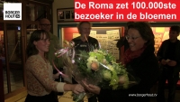 Ivette Brusselmans krijgt als 100.000ste bezoeker van de Roma een ruiker bloemen 