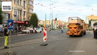Tramleiding afgerukt door ontspoorde tram aan Stenenbrug